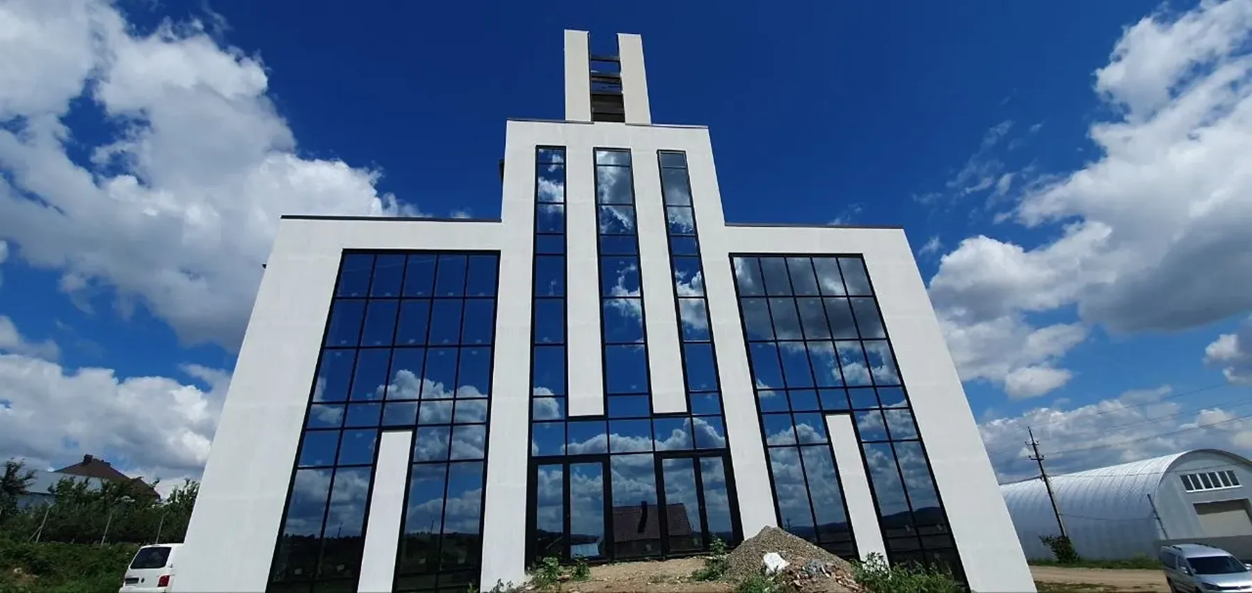 Офісна будівля зі суцільним дзеркальним фасадним склінням